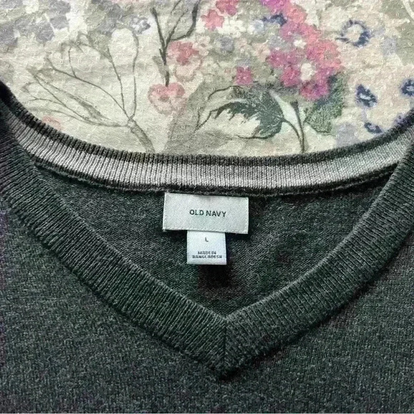 Young men Old Navy pull over size L​ - Picture 3 of 4